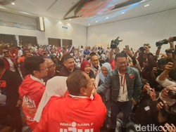 Momen Danny-IAS Foto Bareng Paslon Pilkada Makassar Disambut Sorak Pendukung
