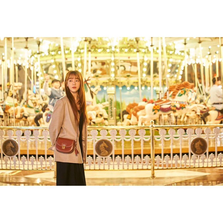<p>Dengan rambut panjang lurus tergerai dan poni tipis, Shin Hye Sun terlihat lebih feminin. Gaya rambut ini cocok dijadikan inspirasi, Bunda. Sebab gaya rambut ini membuat penampilan jadi lebih anggun. (Foto: Instagram @shinhs831)</p>