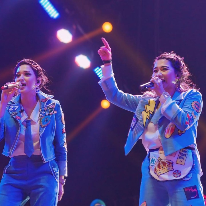 <p>Terakhir, Duo Maia! Saat di atas panggung, Maia Estianty dan Mey Chan tampil kompak dengan setelan denim. Maia sempat bergurau jika penampilannya ini harus totalitas karena ditonton anak dan calon menantu. "Masih <em>jet lag</em>, fisik masih di atas awang, nafas kayak ketahan korset, umur juga makin mendekati masa oma oma, manggung juga udah jarang... Tapi demi pesta pora, eike turun gunung lagi! Mana ditonton anak sama calon mantu, harus totalitas! @elelrumi dan @syifahadju," tulisnya di caption. (Foto: Instagram @maiaestianty/@ditaofficial.id/@beril_photo)</p>