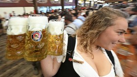 FOTO: Oktoberfest Resmi Dibuka, Ribuan Pecinta Bir Berkumpul di Munich