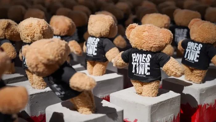 Instalasi Seni 15 Ribu Teddy Bear di Doha, Representasi Nyawa Melayang Anak Palestina Akibat Genosida Israel