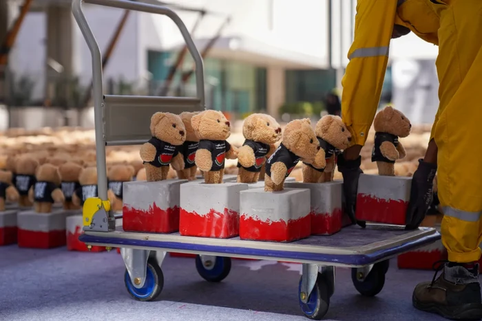 Instalasi Seni 15 Ribu Teddy Bear di Doha, Representasi Nyawa Melayang Anak Palestina Akibat Genosida Israel