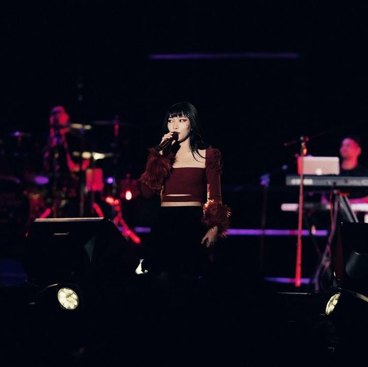 <p>Isyana Sarasvati turut menjadi musisi perempuan yang tampil di Pestapora. Perempuan berusia 31 tahun ini berterima kasih pada penonton yang telah membuat harinya terasa lebih baik dari sebelumnya. Tak lupa ia juga breterimakasih pada beberapa musisi yang nyanyi bareng di panggung yang sama. "Walaupun kemarin cukup berat melewati hari, tapi energi di Pestapora kemarin membantu aku bertahaan! Terima kasih semua! Buat para musisi kesayangan @vidialdiano @teddyadhitya @mahaliniraharja <em>thank youu</em> udah mau meramaikan panggung Inyooo," tulisnya sebagai keterangan foto. (Foto: Instagram @isyanasarasvati)<br /><br /><br /></p>