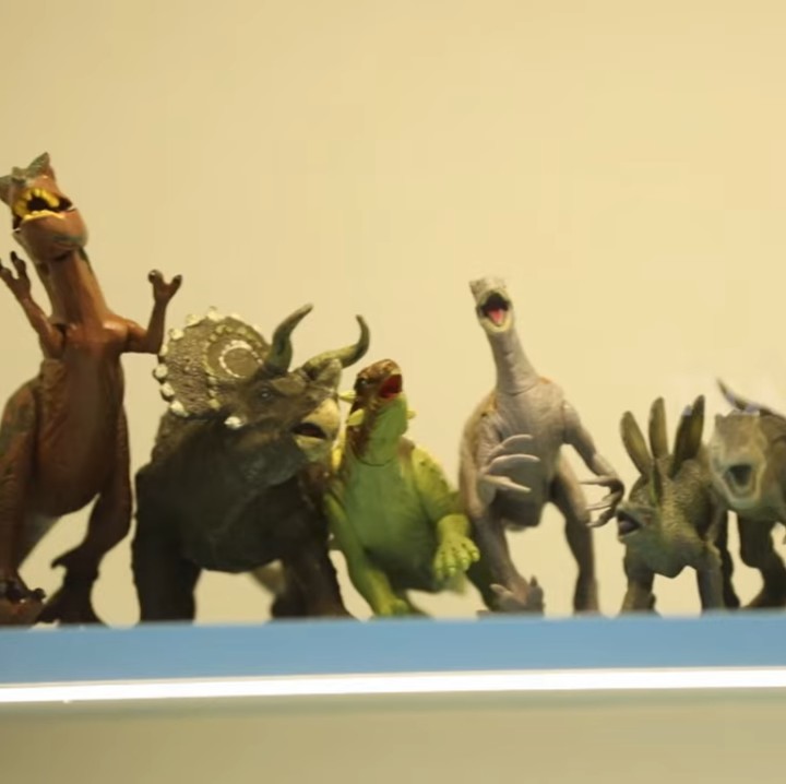 <p>Citra Kirana dan sang suami menyiapkan kamar Athar sejak lama, bahkan sebelum Si Kecil lahir. Kamar tersebut tampak nyaman dan diisi beragam koleksi mainan Athar, khususnya dinosaurus. (Foto: YouTube TRANS7 OFFICIAL) <br /><br /><br /></p>