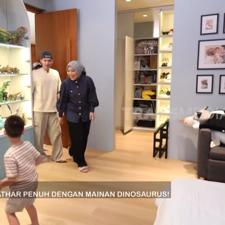 <p>Pasangan selebriti Citra Kirana dan Rezky Aditya dikaruniai seorang anak bernama Keene Atharrazka Adhitya. Anak laki-laki dengan nama panggilan Athar ini sudah memiliki kamar sendiri. (Foto: YouTube TRANS7 OFFICIAL)<br /><br /><br /></p>
