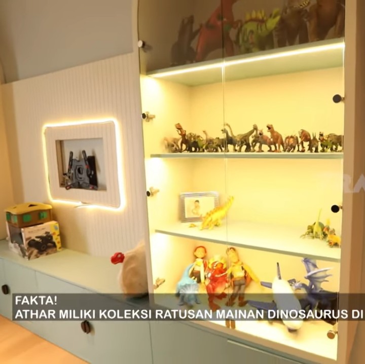 <p>Mainan-mainan tersebut disusun rapi di dalam rak kaca. Beberapa di antaranya juga ada yang disimpan di tempat terbuka agar mudah diambil dan dimainkan Athar. (Foto: YouTube TRANS7 OFFICIAL)<br /><br /><br /></p>
