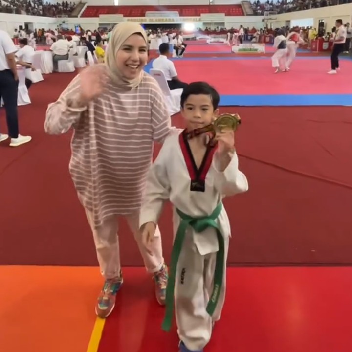 <p>Kanaka putra sulung Tya Aristya berhasil memenangkan medali emas pada olahraga Taekwondo di awal tahun 2024, Bunda. Momen ini dibagikan langsung oleh Tya pada laman Instagram-nya. "Pertandingan taekwondo 7 tahun Kanaka. <em>Alhamdulillah</em> kali ini Kanaka dapat emas. MasyaAllah tabarakallah, doakan Kanaka bisa terus berprestasi, ya," paparnya. (Foto: Instagram: @tya_ariestya)</p>