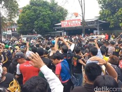 Suasana Perang Batu saat Pengambilan Nomor Urut Pilkada Pekalongan