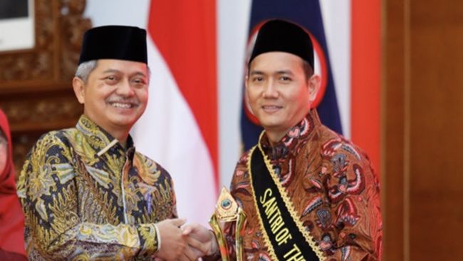 Ketua Komisi Penyiaran Indonesia (KPI) Pusat Ubaidillah dinobatkan sebagai santri inspiratif Santri of the Year 2024 bidang kepemimpinan nasional.