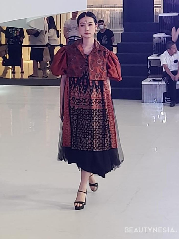 Untuk koleksi 'Samsara' sendiri menampilkan desain elegan yang terinspirasi oleh budaya India dan juga Indonesia./ Foto: Sierra/Beautynesia