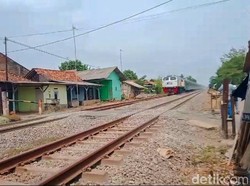 Tangisan Dayanti Kehilangan Anaknya di Rel Kereta Karawang