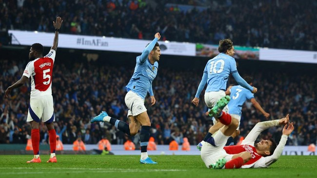 Klasemen Liga Inggris mengalami perubahan setelah Manchester City ditahan imbang Arsenal 2-2 di pekan keenam Premier League, Minggu (22/9).