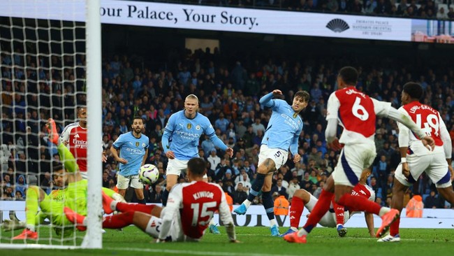 Arsenal yang terpaksa bermain dengan 10 pemain harus puas bermain imbang 2-2 lawan Manchester City pada pekan keenam Liga Inggris, Minggu (22/9).