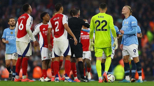 Erling Haaland dan Gabriel Magalhaes ribut di pengujung duel Liga Inggris antara Manchester City vs Arsenal, Minggu (22/9).