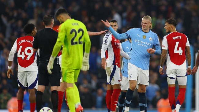 Erling Haaland melakukan aksi tidak sportif saat Manchester City nyaris kalah dari Arsenal pada pekan kelima Liga Inggris di Stadion Etihad, Minggu (22/9).