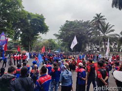Buruh Demo di Gedung Sate, Desak SK Kenaikan Upah Diterbitkan