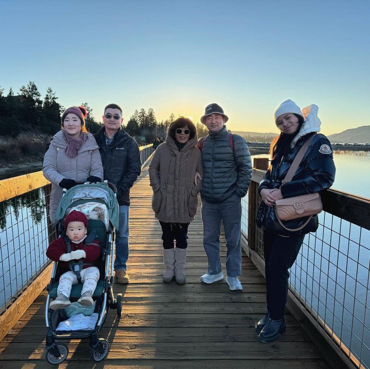 <p>"<em>Europe dump with the parents</em> (Eropa <em>dump</em> bersama orang tua)," tulis Jesse, dikutip dari laman Instagram @jessechoi, Senin (23/9/2024). (Foto: Instagram@jessechoi_)<br /><br /><br /></p>