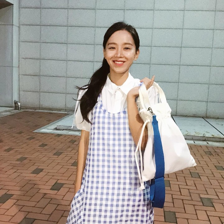 <p>Mengikat rambut panjang memang solusi terbaik, agar Bunda lebih leluasa dalam beraktivitas. Gaya rambut Shin Hye Sun sangat sederhana dan membuatnya tampak cantik alami. Serta, mempertegas fitur wajah pemain <em>Dear Hyeri</em> ini. (Foto: Instagram @shinhs831)</p>