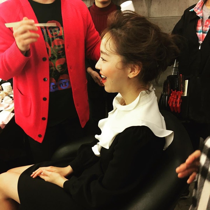 <p>Messy bun seperti gaya rambut Shin Hye Sun ini, bisa jadi alternatif bagi mengikat rambut panjang, Bunda. Meskipun dinamakan "messy bun", model rambut ini memberi kesan praktis dan menawan pada aktris ini. (Foto: Instagram @shinhs831)</p>