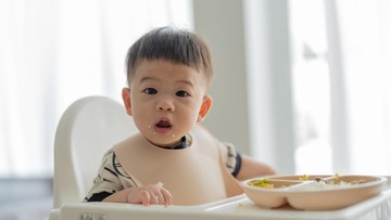 Anak Mulai MPASI, Ini 7 Barang Bawaan di Tas saat Bepergian agar Si Kecil Tetap Makan