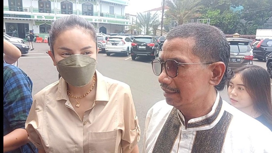 Nikita Mirzani dan pengacaranya, Fahmi Bachmid.