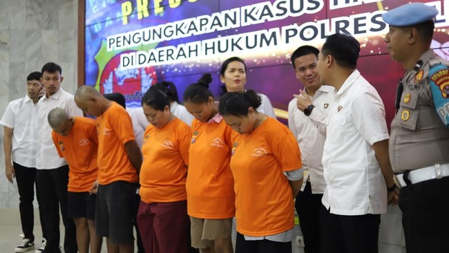 Para pelaku berutang pinjol dengan data pribadi ibu dari APH. Pelaku sakit hati karena utang itu terus ditagih.
