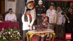 Pramono Mencoblos di TPS 046 Cipete, Rano di TPS 65 Lebak Bulus Jaksel
