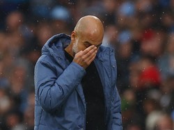 Man City Dibobol Arsenal, Pep Guardiola Ngamuk Tendang Kursi!