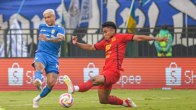 Persija Jakarta ogah angkat bendera putih alias menyerah dalam perburuan gelar juara Liga 1 2024/2025 meski kini tertinggal 10 poin dari Persib Bandung.