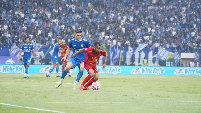 Kerusuhan pecah usai pertandingan Persib vs Persija di Liga 1. Steward atau petugas keamanan dikejar-kejar oknum bobotoh.