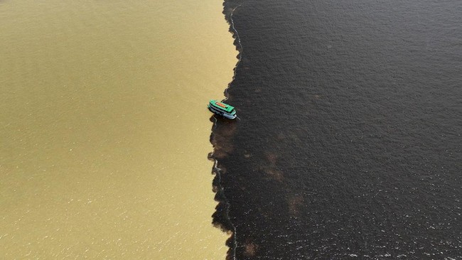 FOTO: Penampakan Sungai Kembar Beda Warna di Brasil