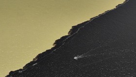 FOTO: Penampakan Sungai Kembar Beda Warna di Brasil