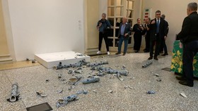 Porselen Karya Aktivis China Dihancurkan Kala Pameran di Italia