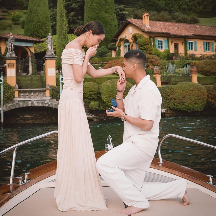 <p>Al Ghazali melamar sang kekasih di Lake Como, Italia. Keduanya kompak mengenakan pakaian serba krem dan berdiri di atas sebuah kapal. (Foto: Instagram: @alghazali7)</p>