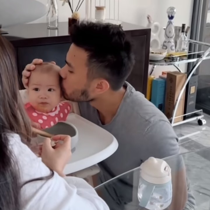 <p>Selama proses pemberian MPASI, Yakup selalu ada di samping Jessica Mila. Yakup pun mengecup kepala sang putri dengan penuh sayang. (Foto: Instagram: @jscmila)</p>