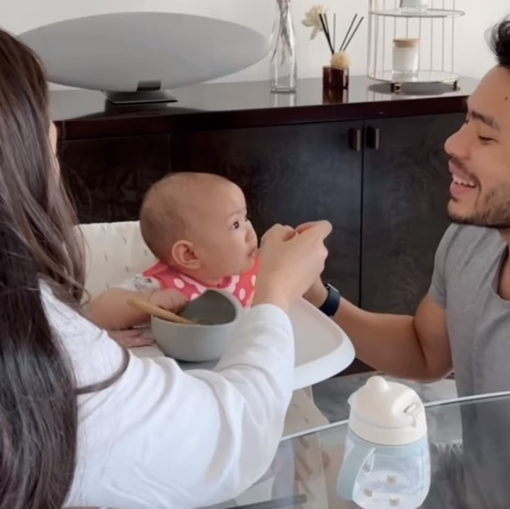 <p>Momen pemberian MPASI pertama Kyarra dibagikan langsung oleh Jessica Mila pada laman Instagram-nya. Terlihat Kyarra sangat bersemangat dan lahap menyantap makanan padat pertamanya, Bunda. (Foto: Instagram: @jscmila)</p>