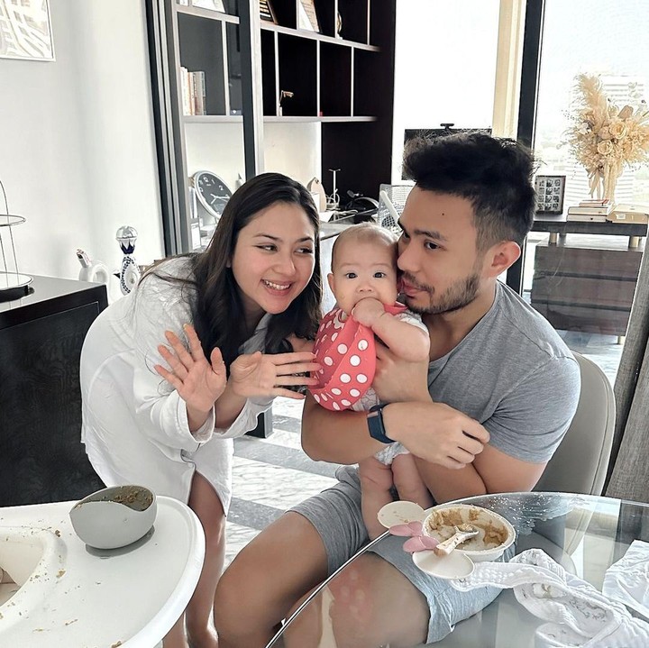 <p>"Betapa cepatnya waktu berlalu. Enam bulan dipenuhi dengan kegembiraan dan momen yang tidak terlupakan! Akhirnya lulus ASI eksklusif, sekarang saatnya memulai MPASI," ungkap Mila dengan menyisipkan emotikon hati. (Foto: Instagram: @jscmila)</p>