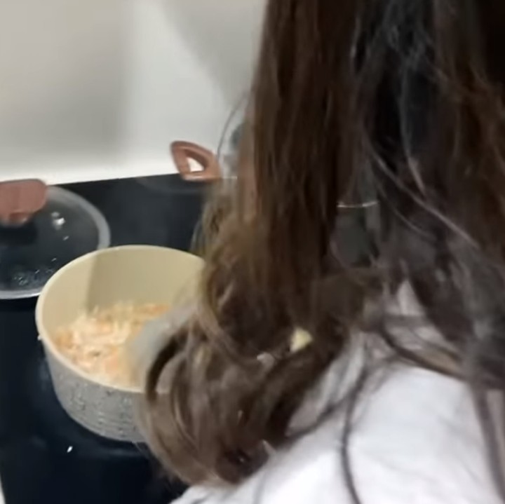 <p>Perempuan yang akrab disapa Mila ini juga membagikan proses pembuatan MPASI Kyarra, lho. Pada sebuah video, terlihat Mila mengaduk-aduk bubur yang kemudian disaring menjadi puree. (Foto: Instagram: @jscmila)</p>