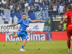 Persib Vs Persija Berakhir Ricuh, Penonton Masuk Lapangan