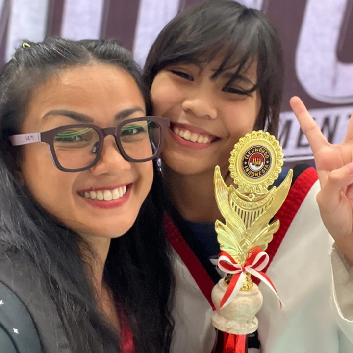 <p>Beberapa waktu lalu, Nirina sempat mengunggah momen sang putri, Zivara Ruciragati Sharief, yang berhasil menjadi juara di turnamen taekwondo, MOTO 6 Mesta Open Tournament 2023. Sang putri pun langsung menyabet juara satu, lho. "Sangat bangga dengan kamu, Zi. Semoga piala ini membangun jiwa sportifitas ke kamu, mengenali usaha diri sendiri dan rasa menang ataupun kalah. Karena mengenali rasa, usaha dan upaya ini adalah salah satu modal tuk hidup kamu ke depan," ungkap Nirina pada laman Instagram-nya. (Foto: Instagram: @nirinazubir_)</p>