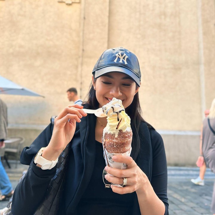 <p>Kebahagiaan mereka ternyata menular, membuat banyak orang yang berkomentar turut senang melihat keduanya. "MasyaAllah seruu bangett tante Rini menikmati <em>happy holiday,</em>" tulis akun <em>@filzaham****.</em> "<em>Happy holiday</em> kak Rini, sering-sering bikin <em>story</em> ya kak biar bisa ikutan liburan <em>online.</em> xixixi," tulis akun <em>@riska****.</em> (Foto: Instagram@riniyulianti)</p>