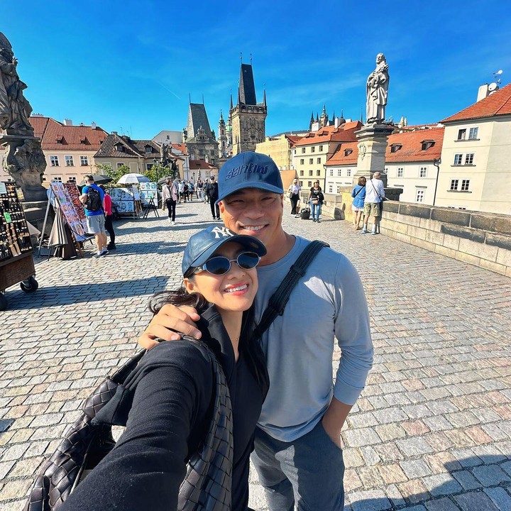 <p>Rini Yulianti dan sang suami, Michael Andrew Ha, tengah menikmati kebahagiaan mereka dengan menghabiskan waktu bersama. Sebab, keduanya sedang berlibur di Praha yang merupakan kota terbesar di Republik Ceko. (Foto: Instagram@riniyulianti)</p>