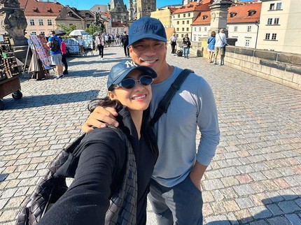 5 Potret Rini Yulianti dan Suami Korea Liburan di Praha Republik Ceko