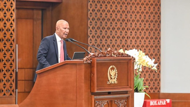 Ketua Badan Anggaran DPR RI, Said Abdullah, dorong pemerintah perkuat diplomasi dan strategi perdagangan hadapi tarif tinggi AS. Solusi konkret diperlukan.