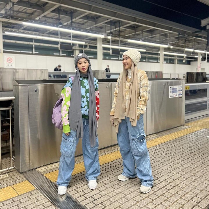 <p>Zaskia Adya Mecca dan putri sulungnya, Kana Sybilla Bramantyo, dikenal sangat dekat, Bunda. Sybil sendiri mulai mengikuti jejak sang Bunda memasuki dunia modeling di usia 14 tahun. "Sekarang <em>@kana.sybilla</em> sudah masuk usia pertama kali ku mengetahui kalau dunia luas sekali dan super seru buat mencoba banyak hal, mengumpulkan pengalaman-pengalaman sambil mencari tau apa yang sebenarnya menjadi passion diri. <em>Bismillah</em> apapun hasilnya nanti, seenggaknya sudah mulai satu langkah ya nak. <em>Insyaa Allah</em> Bia akan selalu <em>support</em> dan ada di samping kamu menemani setiap langkah kamu," ujar Zaskia pada laman Instagram-nya. (Foto: Instagram: @zaskiadyamecca)</p>