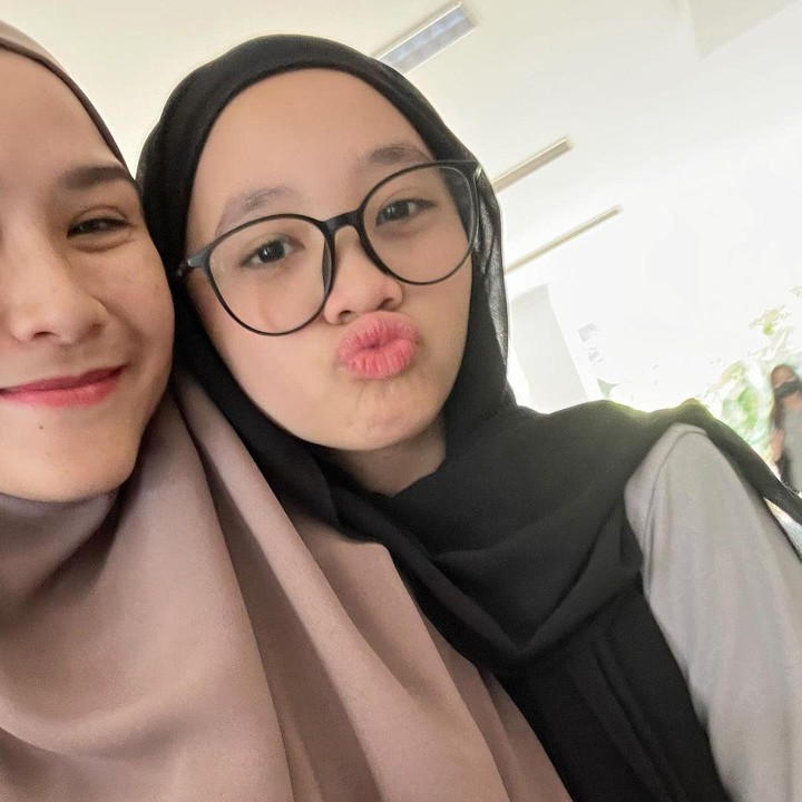 <p>Putri pertama Zaskia Adya Mecca, Kana Sybilla Bramantyo, mengikuti jejak sang Bunda untuk terjun ke dunia modeling. Gadis yang akan genap berusia 14 tahun itu tengah mengikuti kontes pemilihan Gadis Sampul 2024. (Foto: Instagram: @zaskiadyamecca)</p>