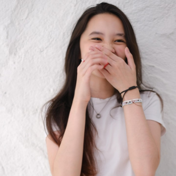 <p>Dalam video tersebut, Syb terlihat cantik mengenakan kaos putih polos dan celana jins. Rambut panjangnya pun dibiarkan tergerai indah. "Keluar dari zona nyaman itu enggak selamanya mudah. Banyak hal yang menjadi tantangan buatku yang aku anggap menjadi bagian dari proses tumbuh dan kembang. Salah satunya mengikuti Gadis Sampul 2024. Aku mencoba untuk mengatasi ketakutanku karena aku tahu aku bisa menjadi diriku sendiri," paparnya. (Foto: Instagram: @kana.sybilla)</p>
