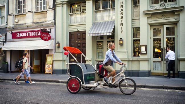 Dengan naik becak atau taksi sepda di London, pelancong bisa menikmati pemandangan jalan kota. Namun, waspada dengan penipuan yang dilakukan tukang becak.