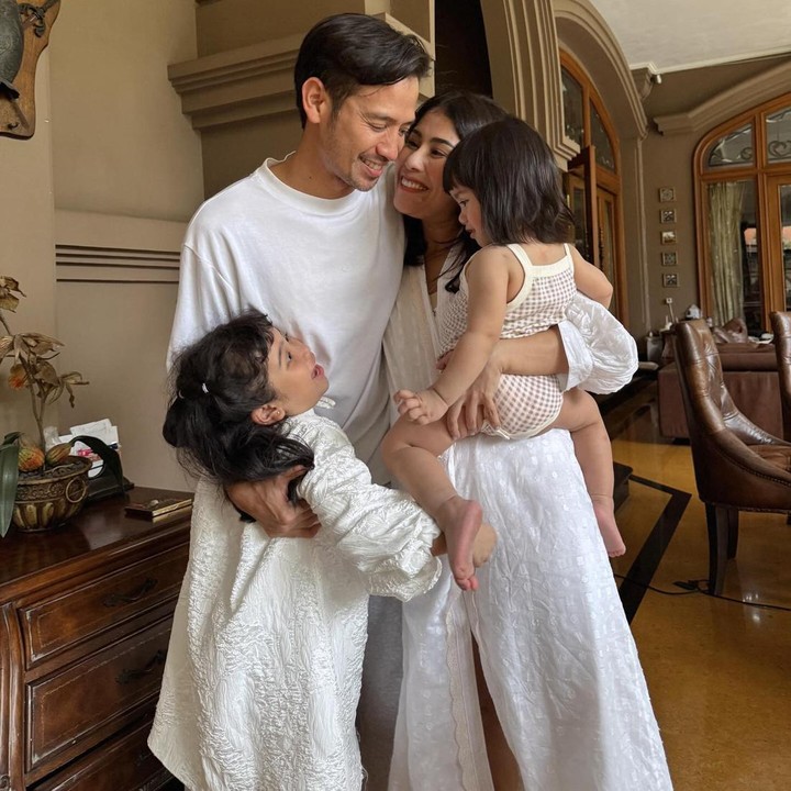 <p>Tarra dan Gya juga sudah dikaruniai dua orang anak. Keduanya anak perempuan dan diberi nama Kalea Jada Agyra dan Kayma Jayna Agyra. (Foto: Instagram @gyaps)<br /><br /><br /></p>
