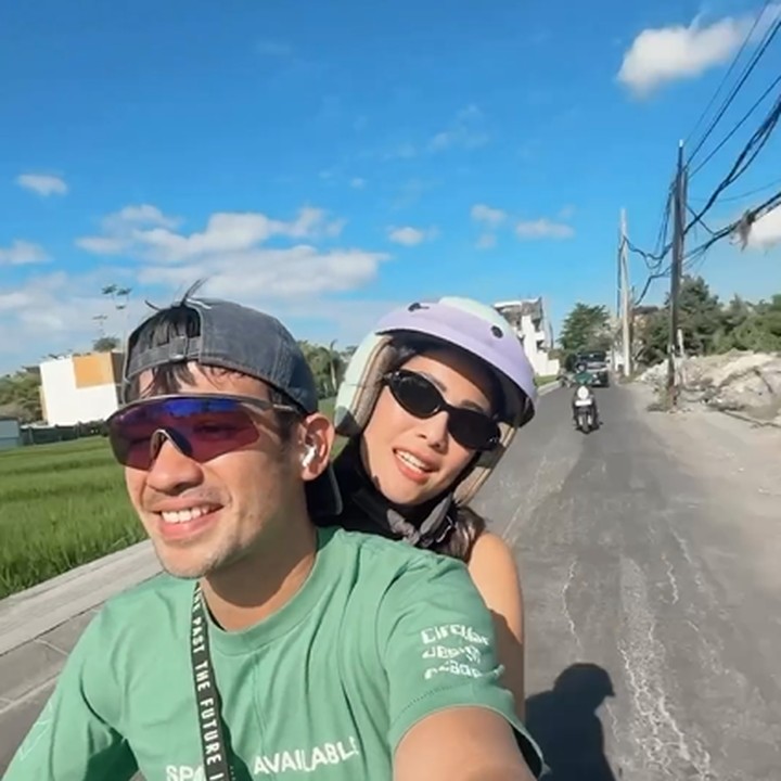 <p>Melalui akun Instagram pribadi, Tarra dan Gya juga kerap membagikan momen kebersamaan mereka, Bunda. Misalnya saja saat <em>quality time</em>, naik motor berduaan tanpa anak seperti berikut. "Jadi anak motor dulu padahal sebenernya takut naik motor," tulisnya di <em>caption.</em> (Foto: Instagram @gyaps)<br /><br /><br /></p>